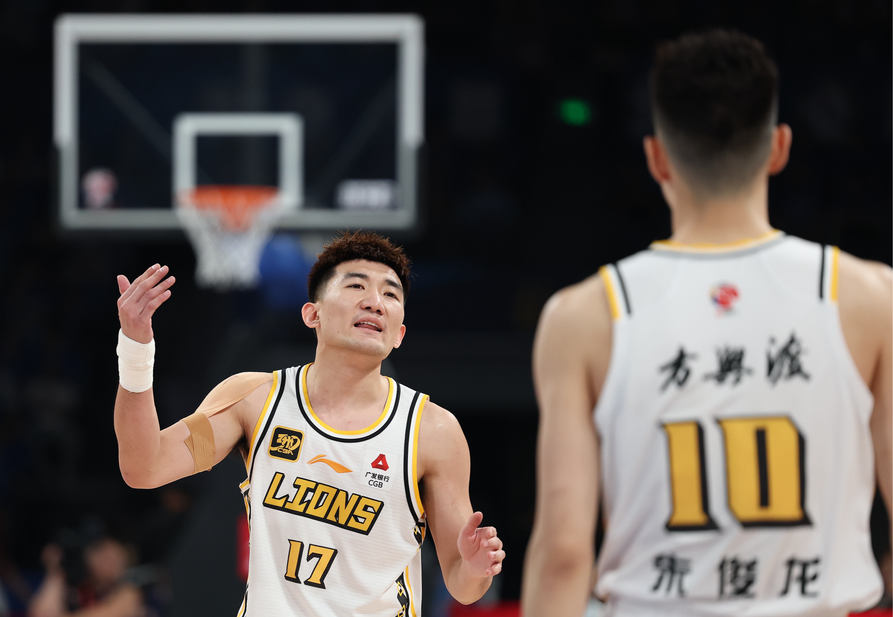 AYX SPORTS-关于里昂发布备战花絮;集结日豪取连胜;CBA常规赛任务艰巨;更衣室氛围转暖的信息