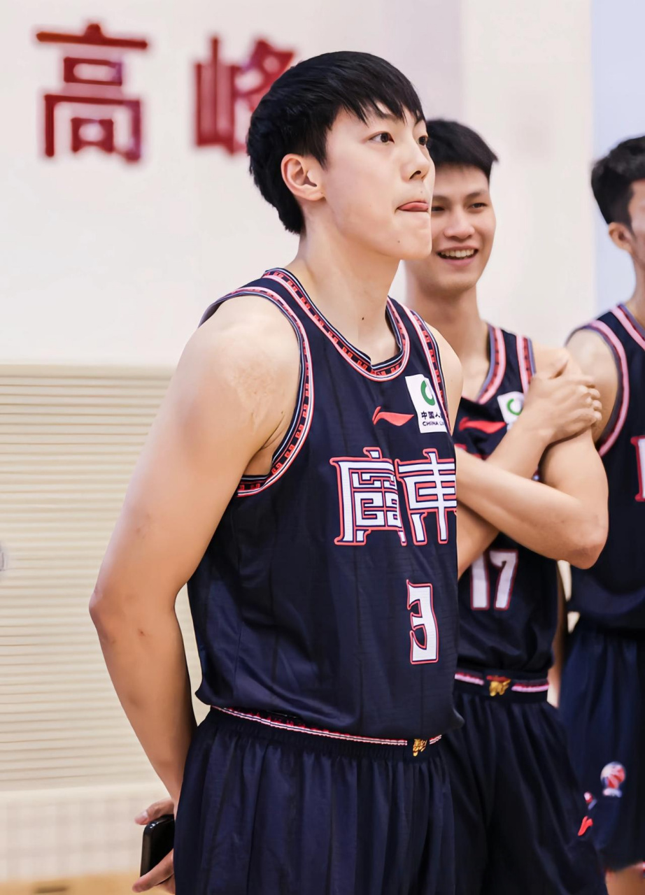 爱游戏娱乐-关于赛地聚焦——CBA季后赛清晨热度飙升；广东宏远战术微调；球迷炸锅；赛程密集仍需轮换的信息